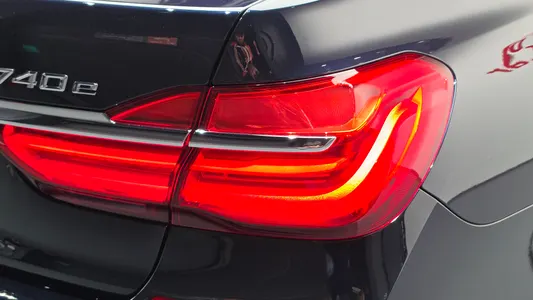BMW 7 Series (G11) 740e i M 2019 24