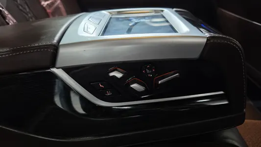 BMW 7 Series (G11) 740e i M 2019 33