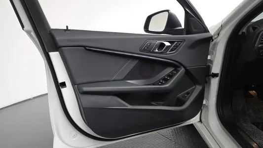 BMW 1 Series (F40) 120i 2024 24