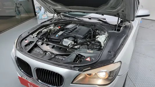 BMW 7 Series (F01) 740i 2010 6