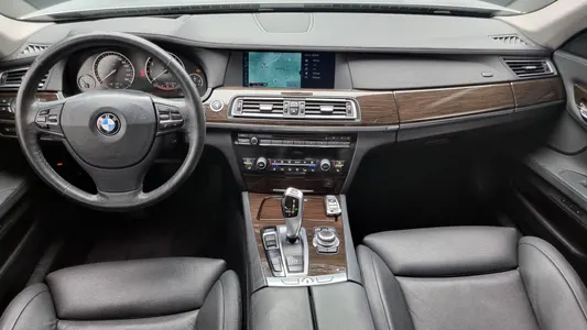 BMW 7 Series (F01) 740i 2010 7