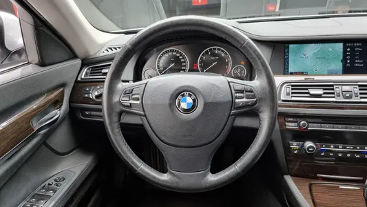 BMW 7 Series (F01) 740i 2010 13