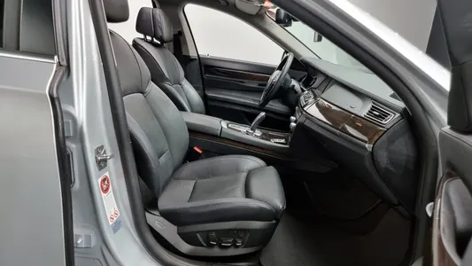 BMW 7 Series (F01) 740i 2010 10
