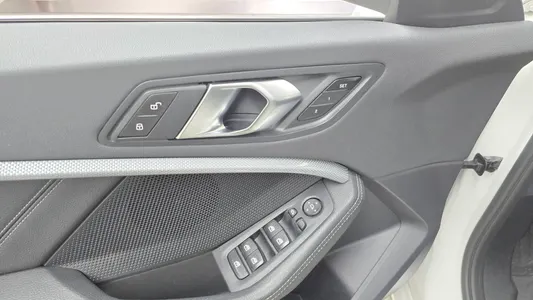 BMW 1 Series (F40) 120i 2022 18