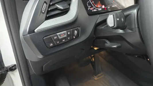 BMW 1 Series (F40) 120i 2022 19