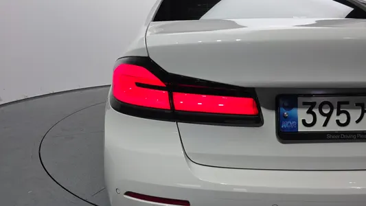 BMW 5 Series (G30) 520i 2021 23