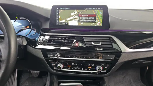 BMW 5 Series (G30) 520i 2018 12