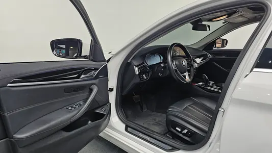 BMW 5 Series (G30) 520i 2018 10