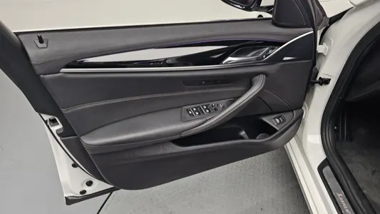 BMW 5 Series (G30) 520i 2018 24