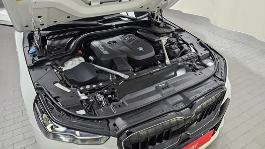 BMW 5 Series (G60) 520i M 2025 6