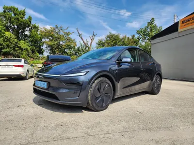 Tesla Y AWD 2025