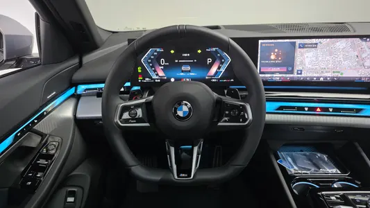 BMW 5 Series (G60) 520i M 2025 12