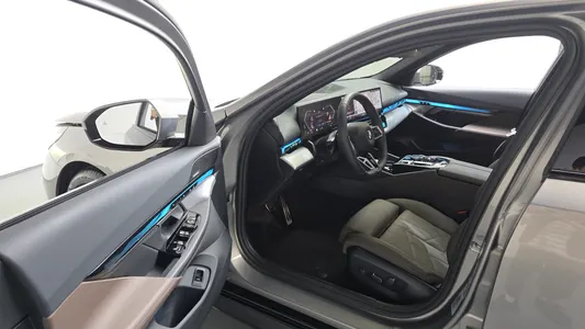 BMW 5 Series (G60) 520i M 2025 9
