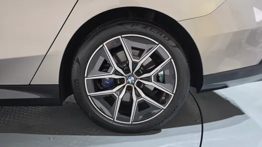 BMW 5 Series (G60) 520i M 2025 21