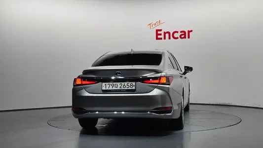 Lexus ES300h 7 2022 4