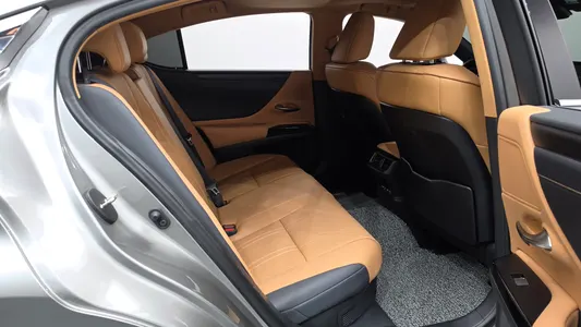 Lexus ES300h 7 2022 11