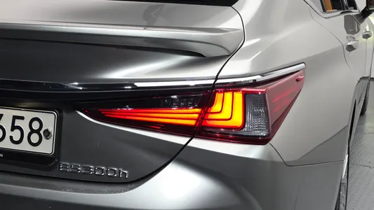 Lexus ES300h 7 2022 23