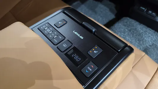 Lexus ES300h 7 2022 34