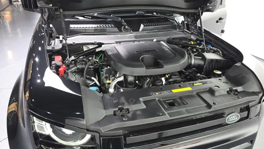 Land Rover (L663) 110 D300 HSE 2023 6