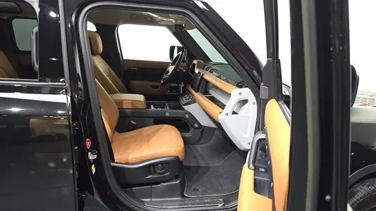 Land Rover (L663) 110 D300 HSE 2023 11