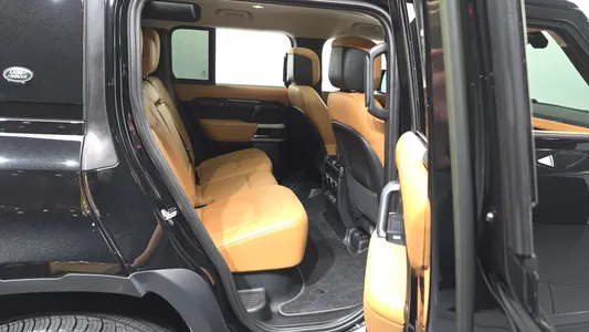 Land Rover (L663) 110 D300 HSE 2023 12