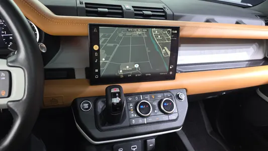 Land Rover (L663) 110 D300 HSE 2023 13