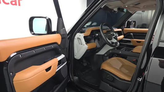 Land Rover (L663) 110 D300 HSE 2023 10