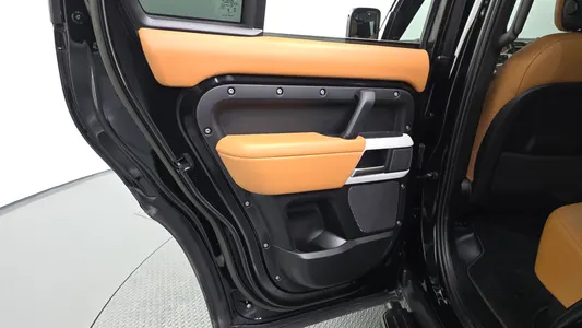 Land Rover (L663) 110 D300 HSE 2023 25