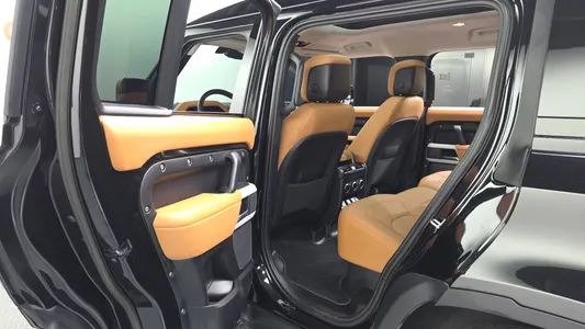 Land Rover (L663) 110 D300 HSE 2023 26