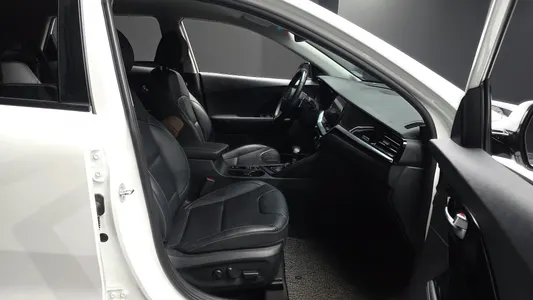 Kia 니로 1.6 HEV 2021 12