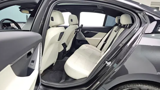 BMW 5 Series (G60) 520i M 2025 11