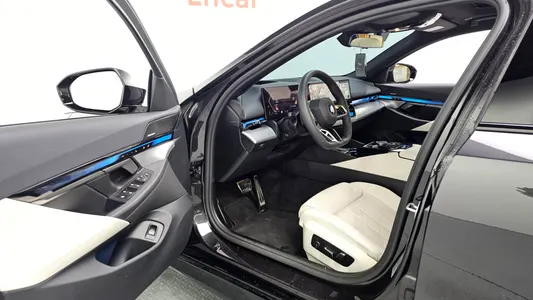 BMW 5 Series (G60) 520i M 2025 10