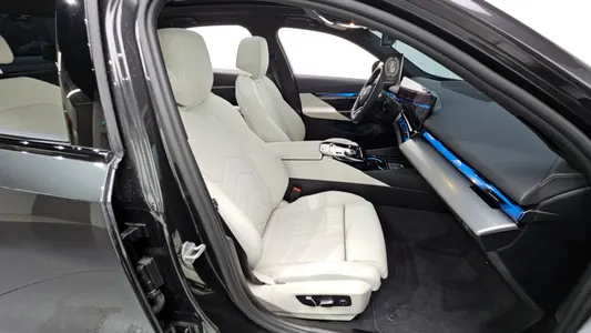 BMW 5 Series (G60) 520i M 2025 26