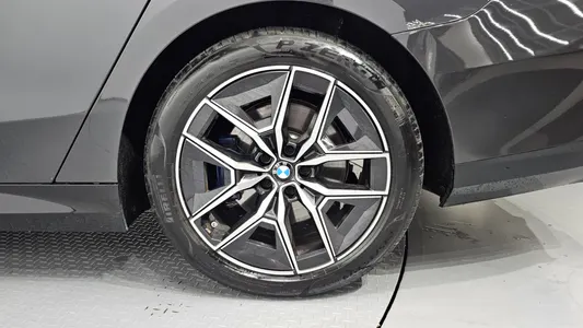 BMW 5 Series (G60) 520i M 2025 21