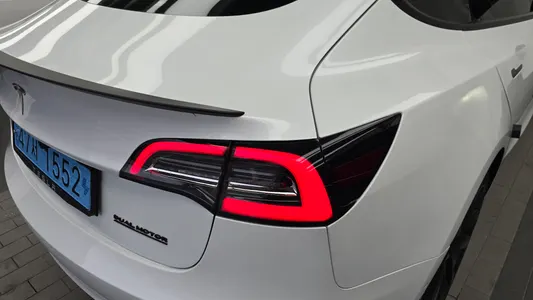 Tesla 3 AWD 2022 23