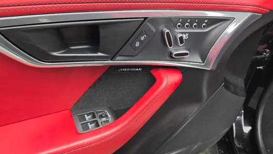 Jaguar F-TYPE P380 R- 2019 27