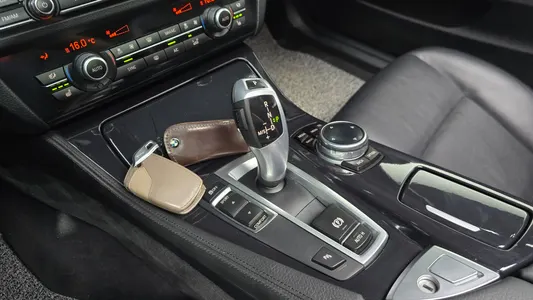 BMW 5 Series (F10) 520d 2014 9
