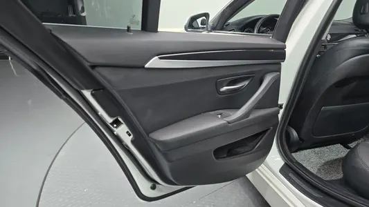 BMW 5 Series (F10) 520d 2014 26