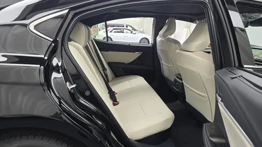 Toyota (XV80) 2.5 XLE 2026 12