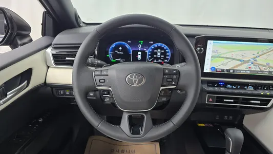Toyota (XV80) 2.5 XLE 2026 13