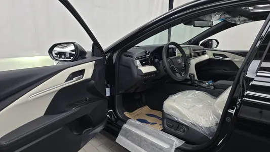 Toyota (XV80) 2.5 XLE 2026 10