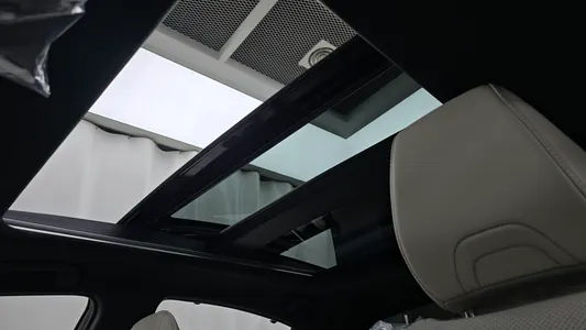 Toyota (XV80) 2.5 XLE 2026 17