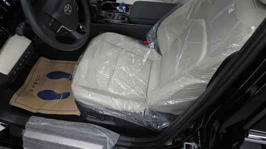 Toyota (XV80) 2.5 XLE 2026 26
