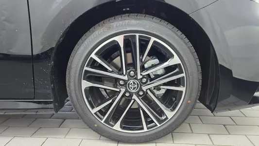 Toyota (XV80) 2.5 XLE 2026 21