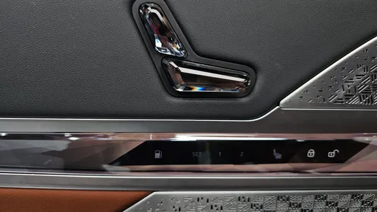 BMW 7 Series (G70) 750e xDrive M 2023 36