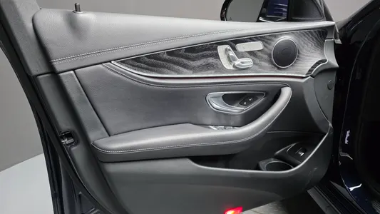 Mercedes-Benz E-Class W213 E220d 4MATIC AMG Line 2021 24