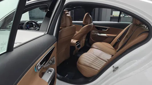 Mercedes-Benz E-Class W214 E300 4MATIC AMG Line 2026 26