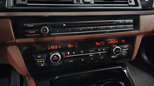 BMW 5 Series (F10) 520d 2014 34