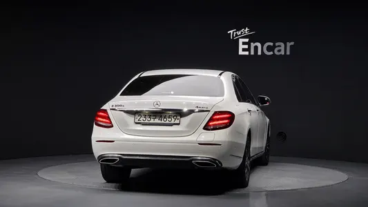 Mercedes-Benz E-Class W213 E300e 4MATIC 2020 4