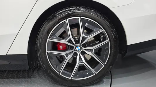 BMW 5 Series (G60) 520i 2024 21